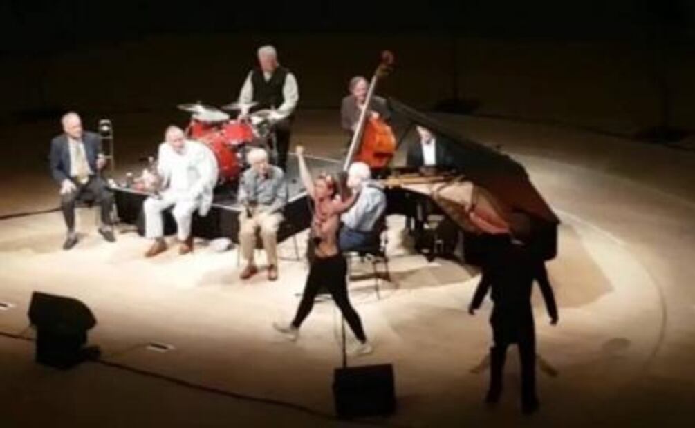 ​Activistas de Femen irrumpen en concierto de Woody Allen 