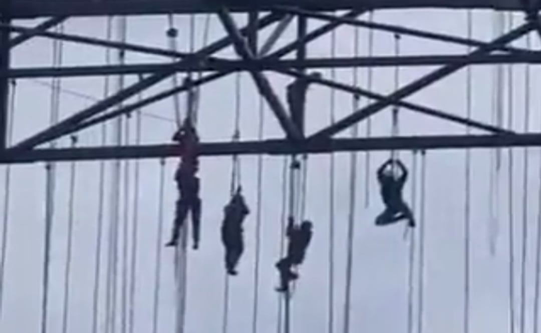 Los trabajadores se aferraron a poleas de una estructura metálica para no caer al vacío. Foto: Tomada de video