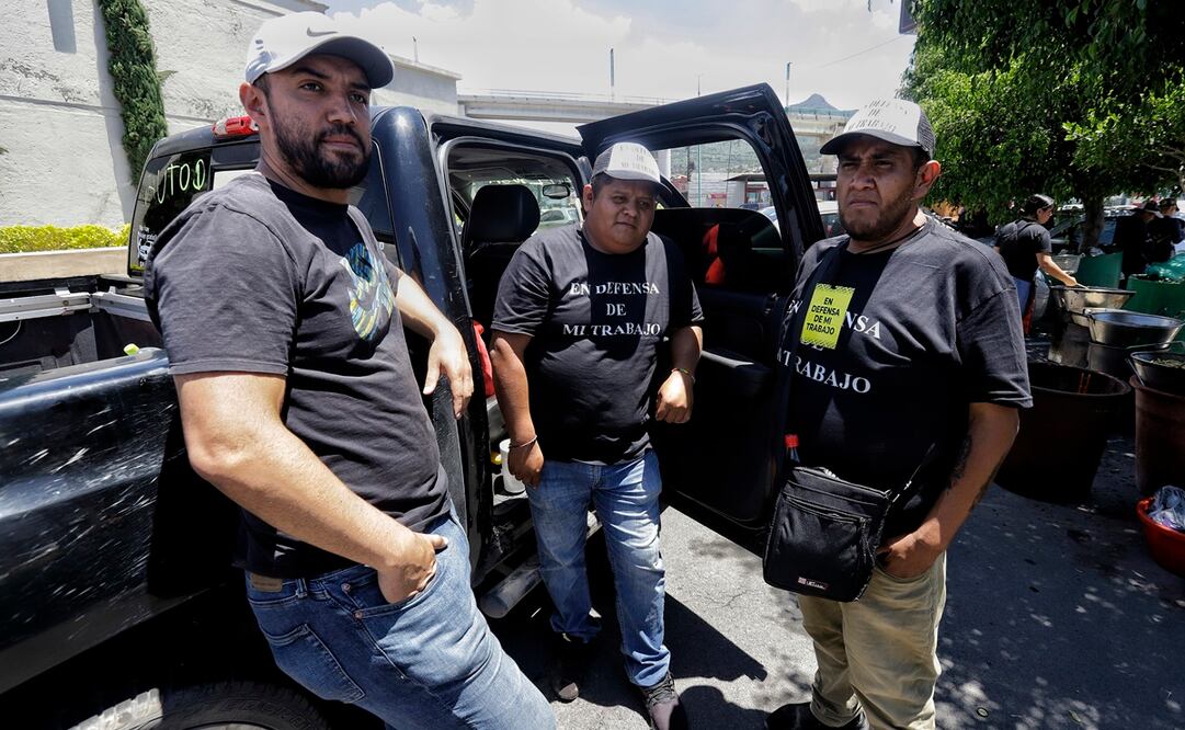 Operadores del transporte público de pasajeros del Estados de México vistieron playeras negras con la leyenda "En defensa de mi trabajo". Foto: Fernanda Rojas / EL UNIVERSAL