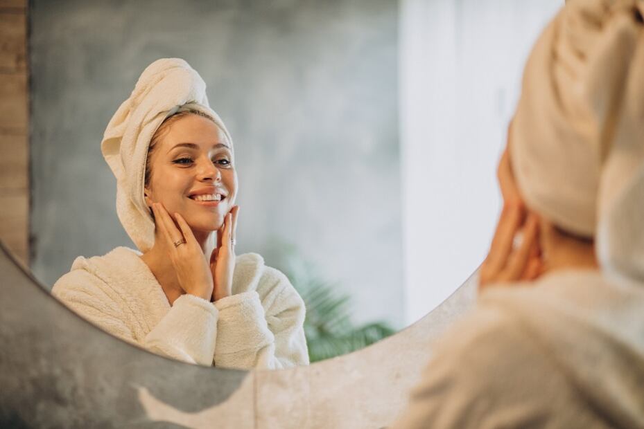 Cuida tu piel con productos que no sean agresivos. Foto: Freepik