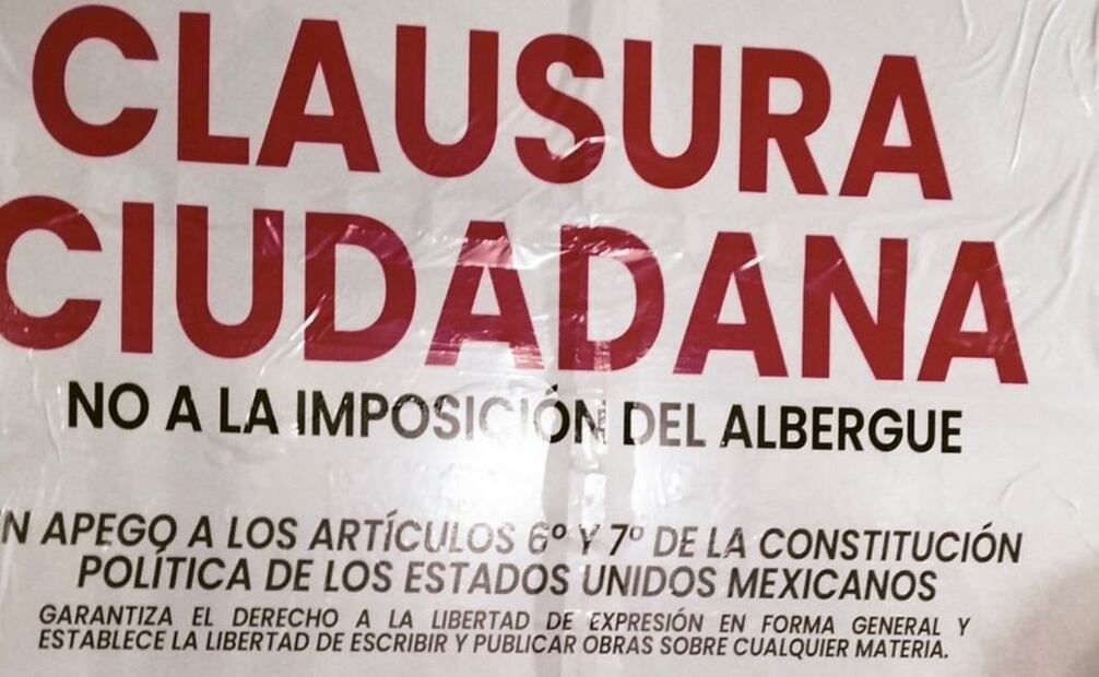 Carteles de manifestantes contra construcción de albergue para migrantes (19/03/2025). Foto: Especial
