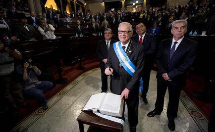 Rinde protesta nuevo presidente de Guatemala