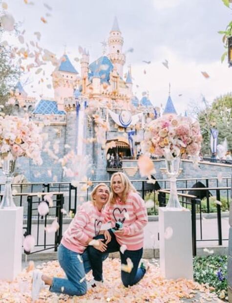 Rebel Wilson se compromete en Disneyland: "¡Dijimos que sí!"