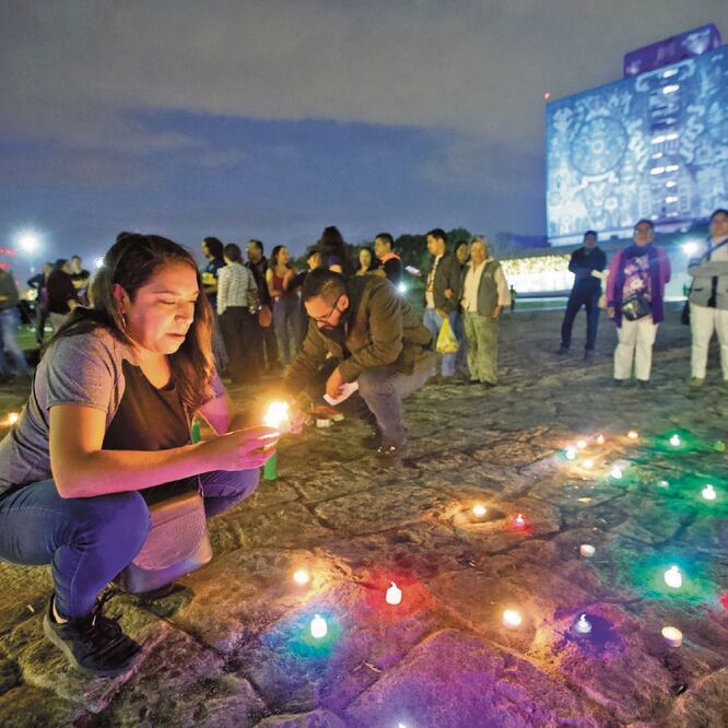 Alrededor de 100 exmiembros del Consejo General de Huelga colocaron velas como un recordatorio de que la “flama de la rebeldía” continúa. GERMÁN ESPINOSA/EL UNIVERSAL