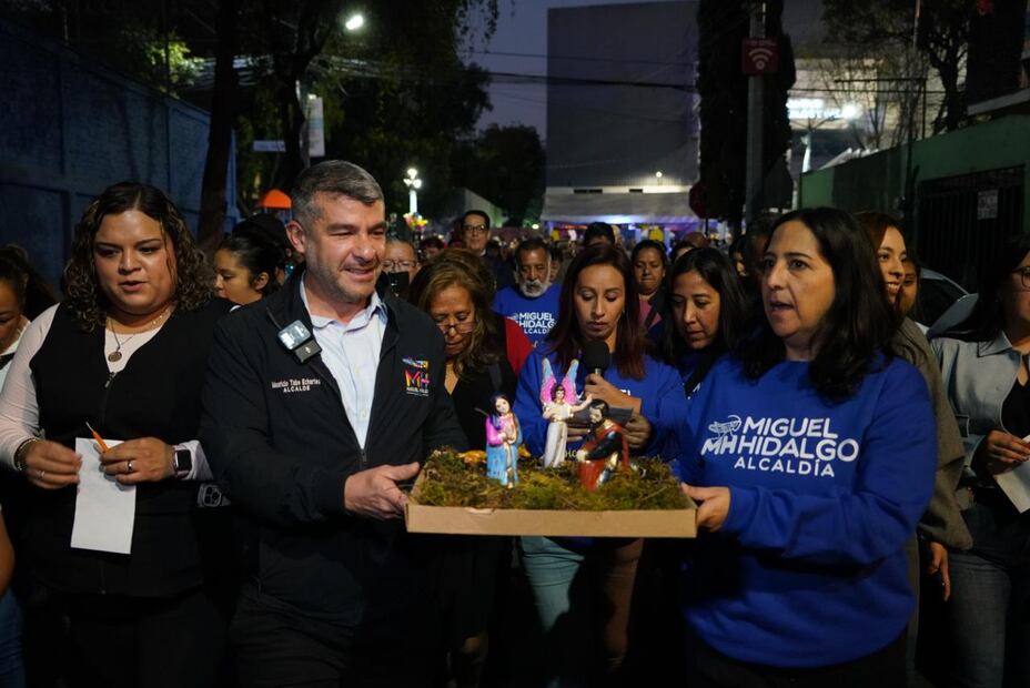 Mauricio Tabe cargó a los peregrinos y partió la piñata. (Foto: especial)