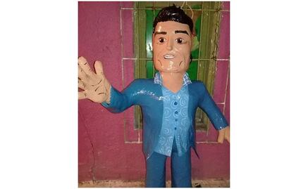 Crean piñata inspirada en agresión de Eduardo Yáñez a reportero