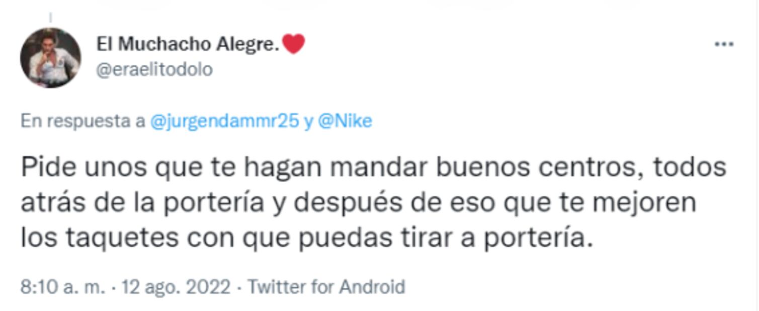 Jürgen Damm presume zapatos y la afición lo "bulea" y le pide mejor aprender a centrar