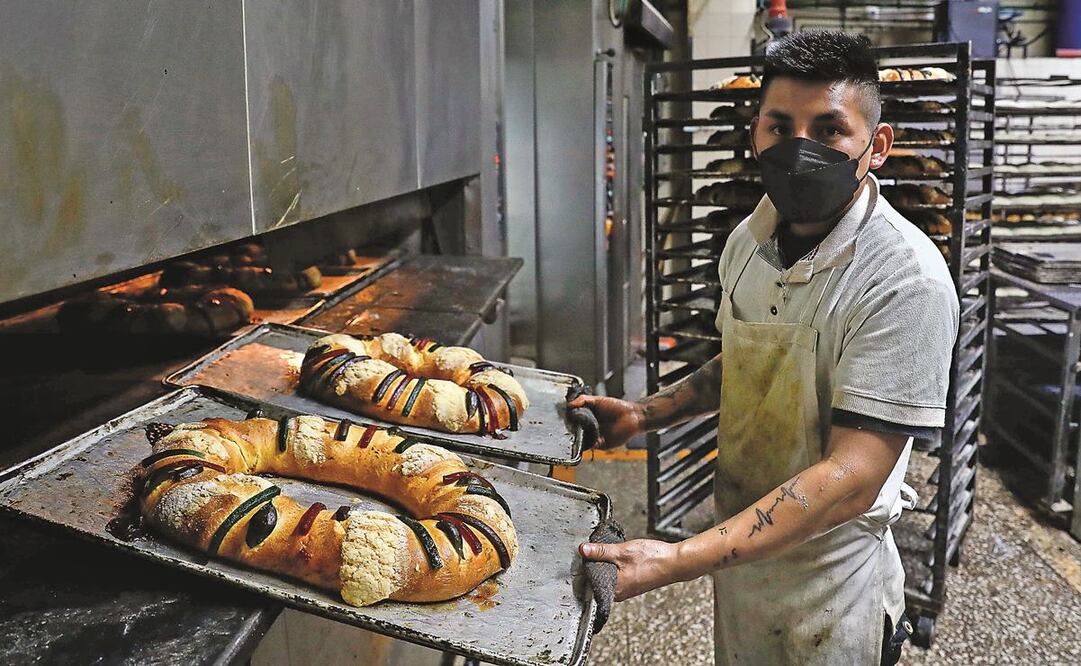 La panadería La Vasconia, en la Ciudad de México, cuenta con más de 100 años de existencia. Este año, en sus hornos se hicieron alrededor de 2 mil 500 roscas, un incremento del 50% en comparación con 2021. Fotos: Diego Simón/ EL UNIVERSAL.