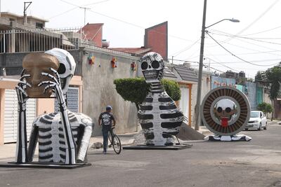 Calaveras gigantes vuelven a Tláhuac; homenajean a víctimas de Covid
