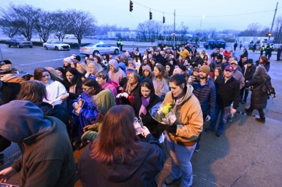 En funeral de Lisa Marie Presley, captan a Austin Butler y miles de fánaticos 