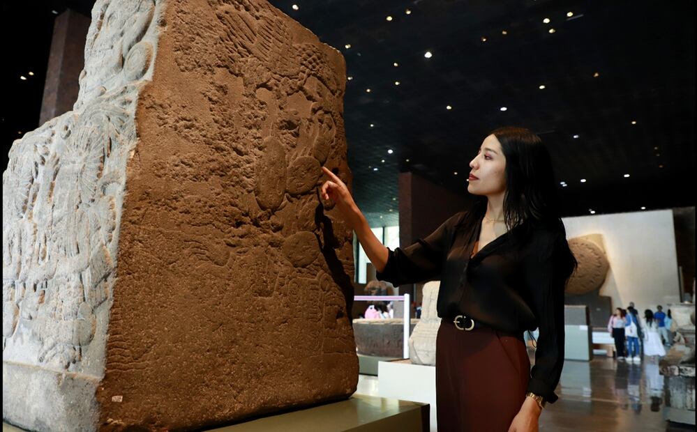 Una mujer dirige un recorrido por el Museo Nacional de Antropología en la Ciudad de México, el 15 de mayo de 2025. Foto: Xinhua