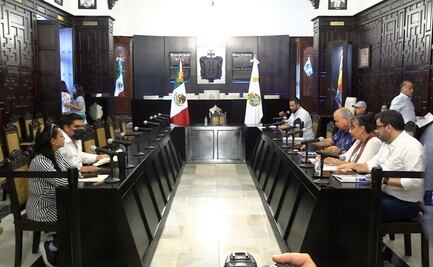 Revientan sesión de Cabildo de Veracruz por presencia de regidor morenista acusado de abuso
