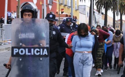 Policías desalojan de forma violenta a normalistas en Puebla
