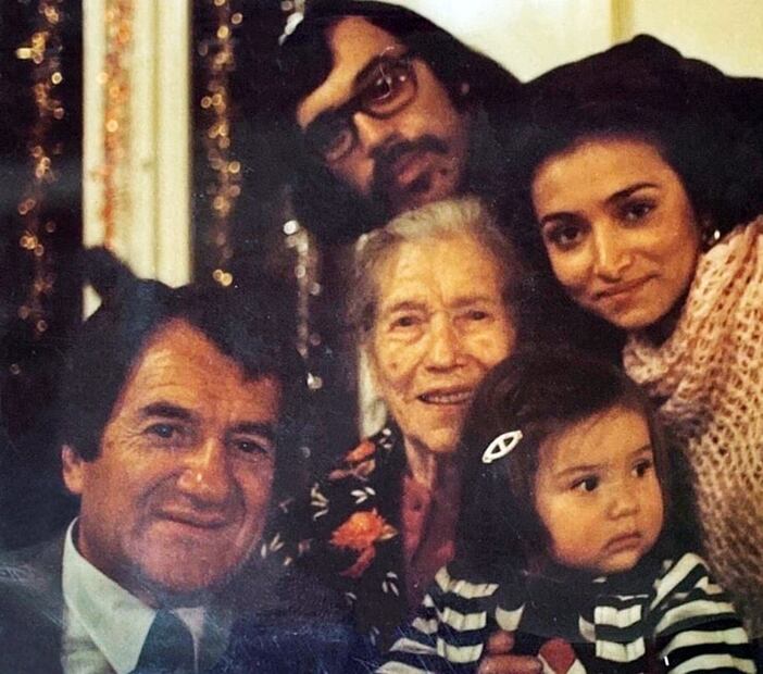 Fotografía familiar con Ramón Bravo Prieto y su madre Rosario Prieto Núñez, junto a la pequeña Lowry Bravo Ruíz, y los padres de ella, Ramón Bravo Ruíz y Hosanna Ruíz Sánchez. Foto: Lowry Bravo/ESPECIAL.