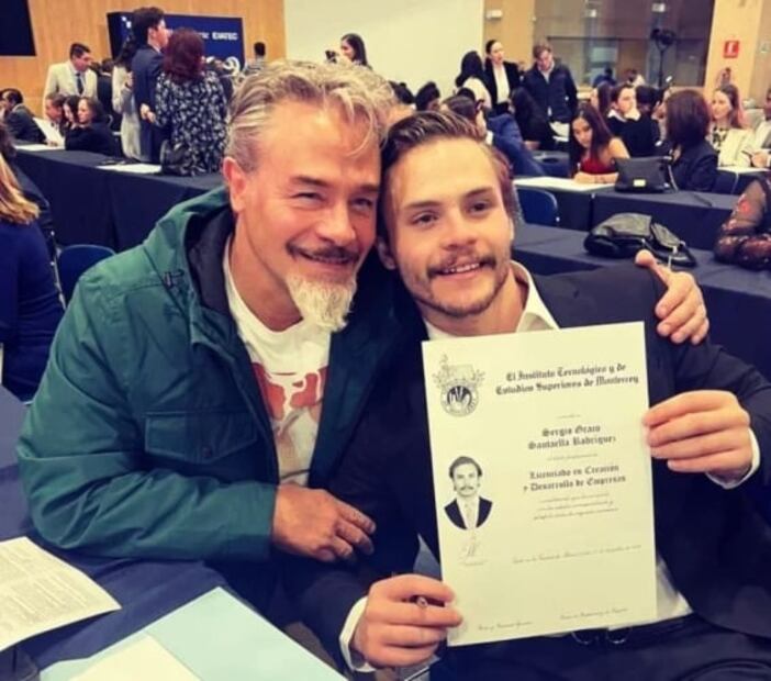 ¡Padre orgulloso!, Hijo de Sergio Sendel se gradúa con éxito de la Universidad