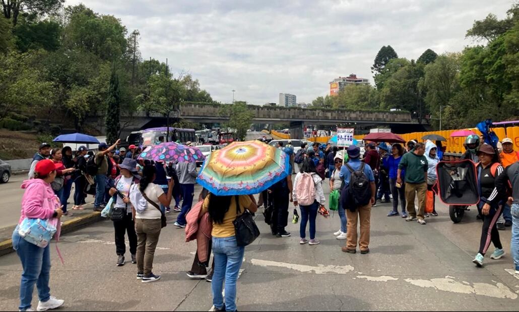 Maestros de la CNTE realizan bloqueos en Circuito Interior y sobre Paseo de la Reforma previo al encuentro con autoridades en la Secretaría de Gobernación en la Ciudad de México, el 28 de mayo de 2025. Foto: Juan Carlos Williams/EL UNIVERSAL