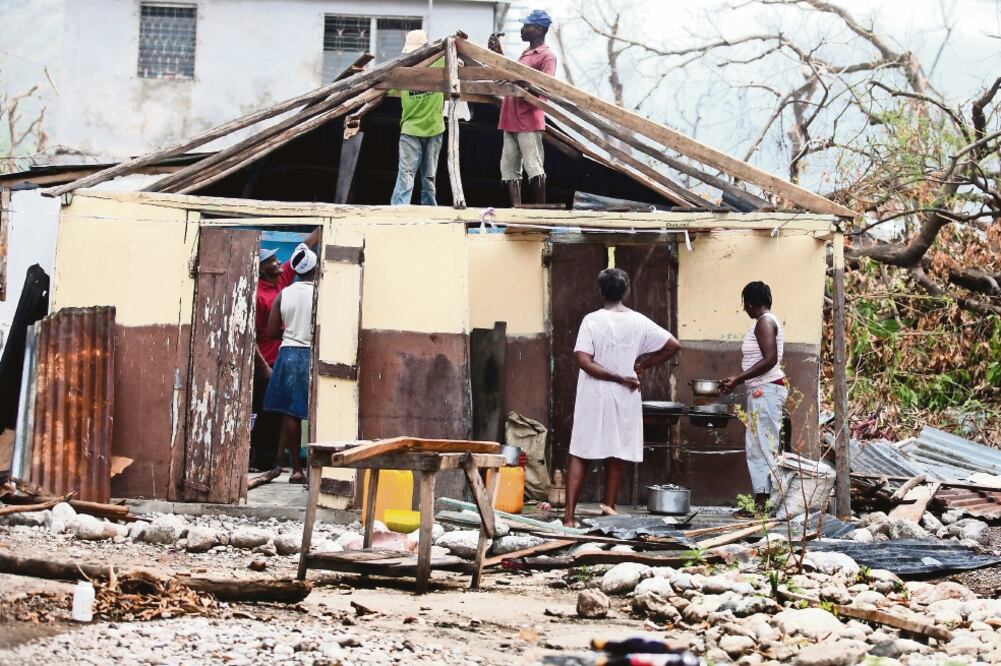 Los haitianos más previsores elaboran ladrillos con lodo y agua que huele a podrido: intentan que sus casas sean más resistentes (JORGE SERRATOS)