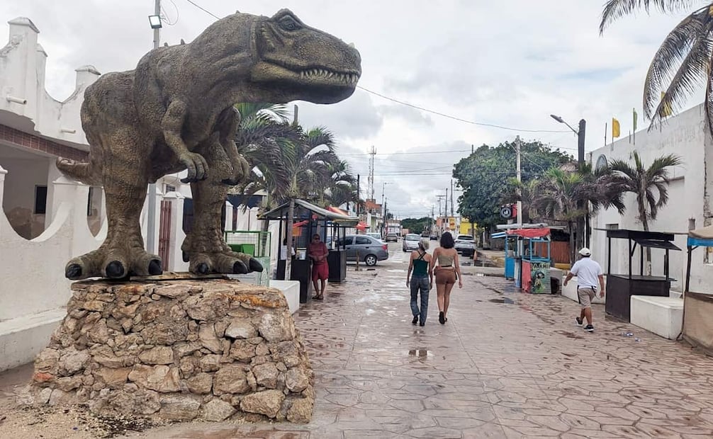 Escultura de un dinosaurio en Chicxulub. Glen Penfield afirmó que entre él, su esposa y Alan Hildebrand decidieron nombrarlo Cráter de Chicxulub, tanto por ser el pueblo más cercano como “para dificultarle a los académicos y detractores de la NASA la pronunciación, después de una década de negativas; 'Cráter de Yucatán' se pronuncia muy fácil". Foto: ESPECIAL/Wikimedia Commons.