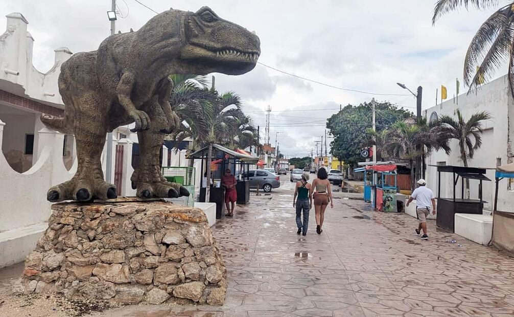 Escultura de un dinosaurio en Chicxulub. Glen Penfield afirmó que entre él, su esposa y Alan Hildebrand decidieron nombrarlo Cráter de Chicxulub, tanto por ser el pueblo más cercano como “para dificultarle a los académicos y detractores de la NASA la pronunciación, después de una década de negativas; 'Cráter de Yucatán' se pronuncia muy fácil". Foto: ESPECIAL/Wikimedia Commons.