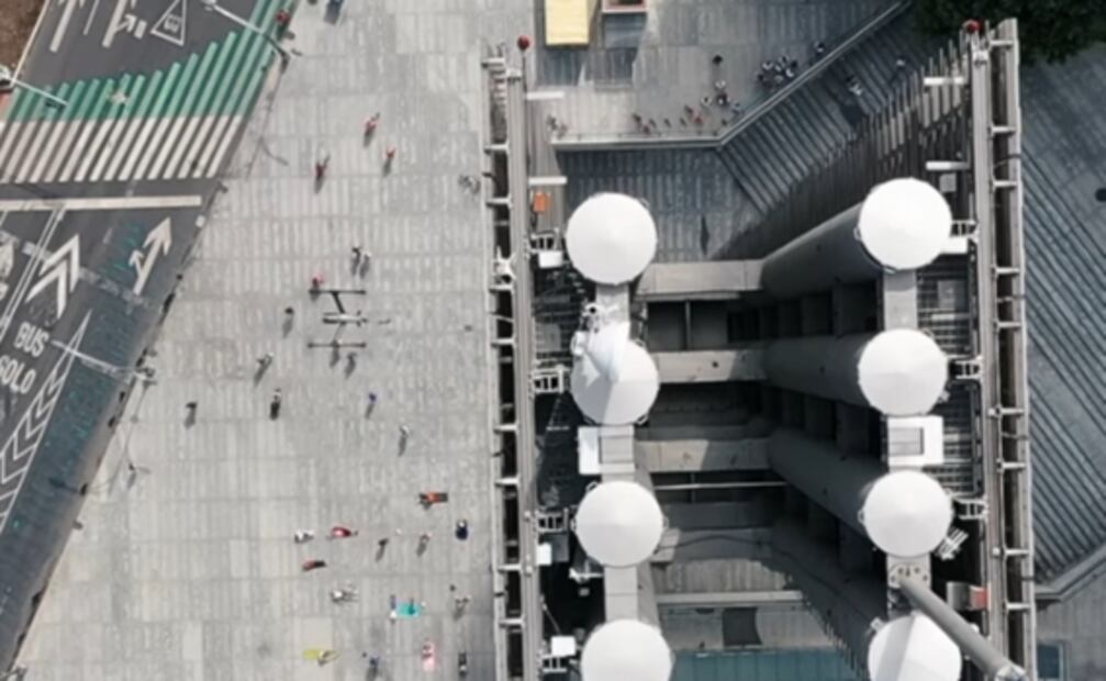 Rescatan drone atrapado desde hace dos años en la Estela de Luz