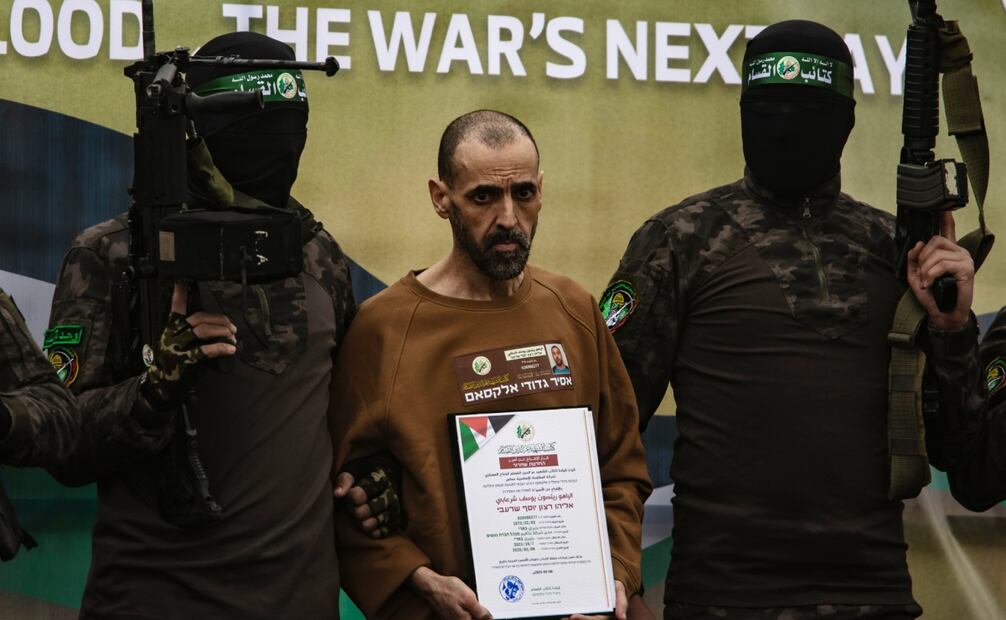 Eli Sharabi, rehén israelí , es liberado por los combatientes palestinos de las Brigadas Izz ad-Din al-Qassam de Hamas. Foto: EFE