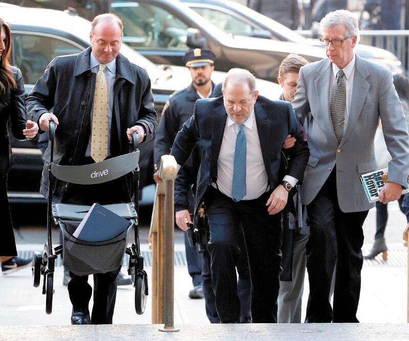 Weinsten llegó caminando con ayuda. FOTOS: EFE Y REUTERS 