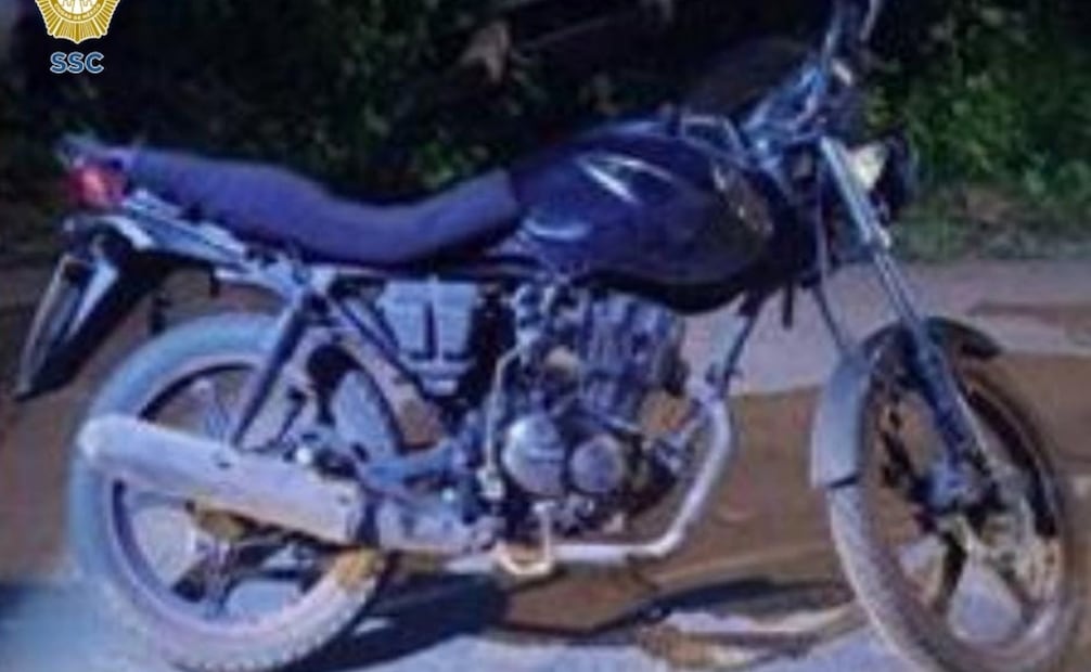 Los efectivos realizaron una revisión a los tres sujetos y la motocicleta en la que viajaban.
Foto: Especial.