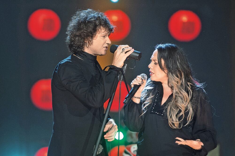 Con Carla Morrison, una de sus cinco invitados, Enrique interpretó el tema “Porque las cosas cambian” (CORTESÍA)