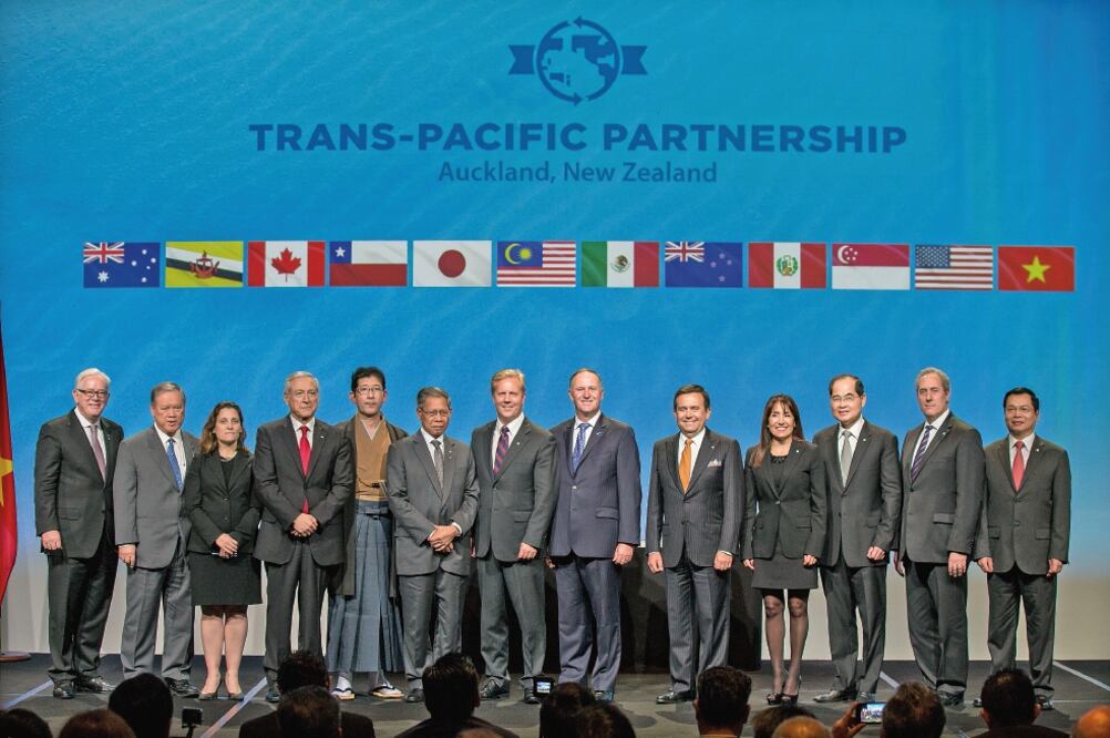 Los ministros representantes de los 12 países integrantes del Acuerdo de Asociación Transpacífico (TPP, por sus siglas en inglés), tras la firma del mismo (ESPECIAL)