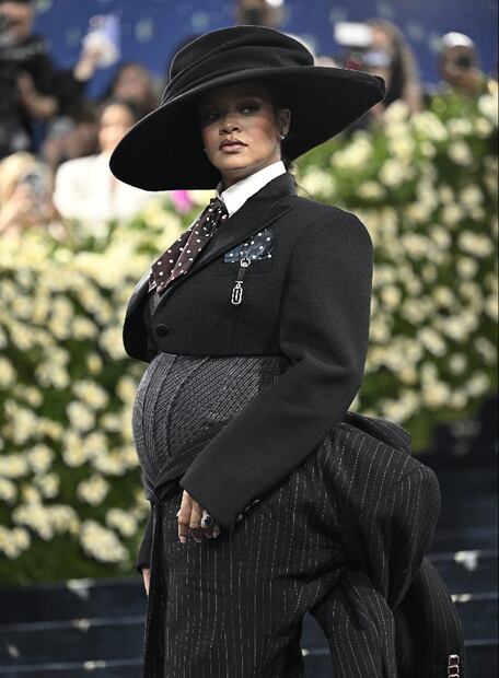 Rihanna embarazada asiste a la gala benéfica del Instituto del Traje del Museo Metropolitano de Arte, que celebra la inauguración de la exposición "Superfine: Sastrería de Estilo Negro". Foto de Evan Agostini/Invision/AP.