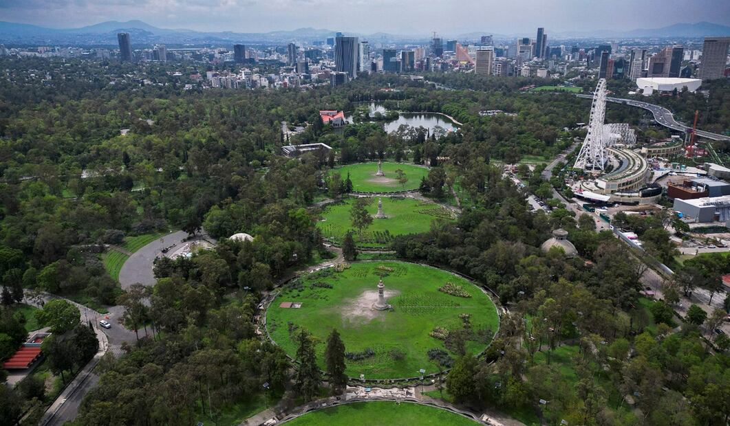 Imagen aérea que muestra en primer plano los tanques de almacenamiento de Dolores, atrás el lago mayor y del lado derecho la rueda de la fortuna del Parque Aztlán de la Segunda Sección del Bosque de Chapultepec en la Ciudad de México, el 20 de junio de 2025. Foto: AFP