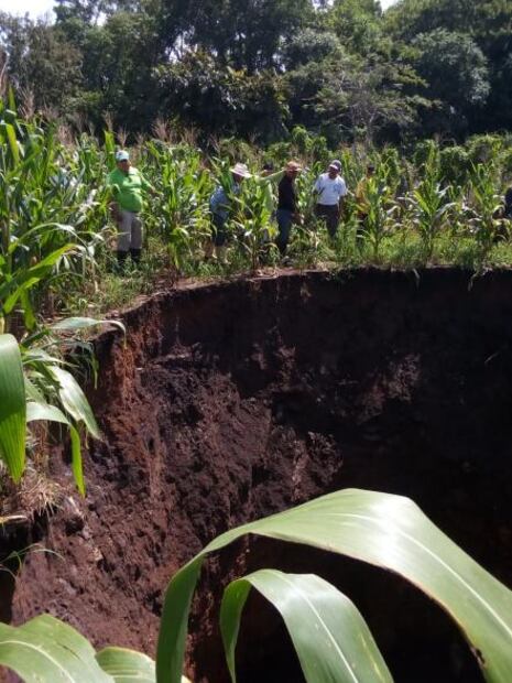 Lluvias provocan socavón de 8 metros de profundidad en Chiapas