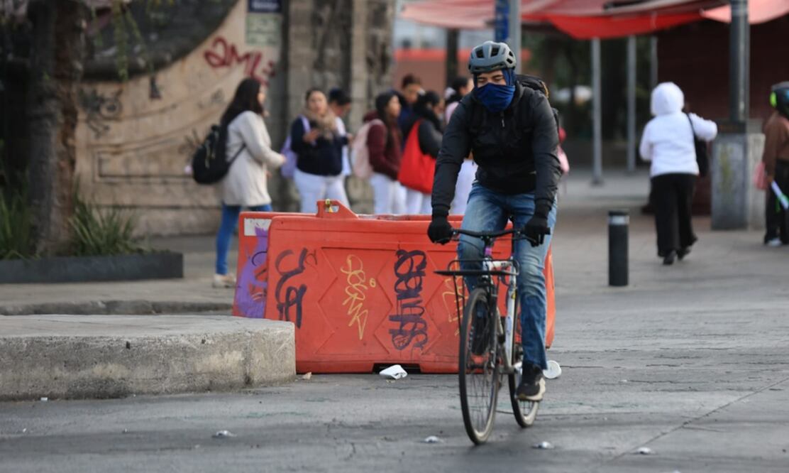 Capitalinos se abrigan este martes por segundo día tras el ingreso de la masa de aire polar que azota el norte y centro del país, el 11 de noviembre de 2025. Foto: Francisco Rodríguez/EL UNIVERSAL