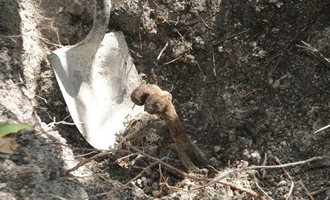 After digging in two pits found by local residents, investigators discovered the skeletal remains of a man and what appeared to be three women. (Photo: Dassaev Téllez/El Universal)