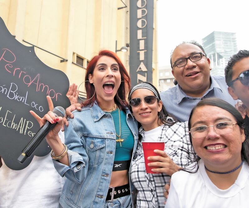 León celebró su cumpleaños con sus fans el viernes; por la noche, previo a su función en Chicago, partió el pastel. PRENSA DANNA