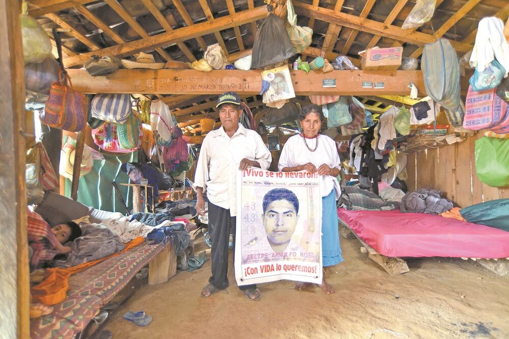 "Siempre tengo ganas de salir a buscar a Felipe, lo extraño mucho", dice Dominga madre de uno de los 43 normalistas desaparecidos de Ayotzinapa. Fotos: SALVADOR CISNEROS. EL UNIVERSAL
