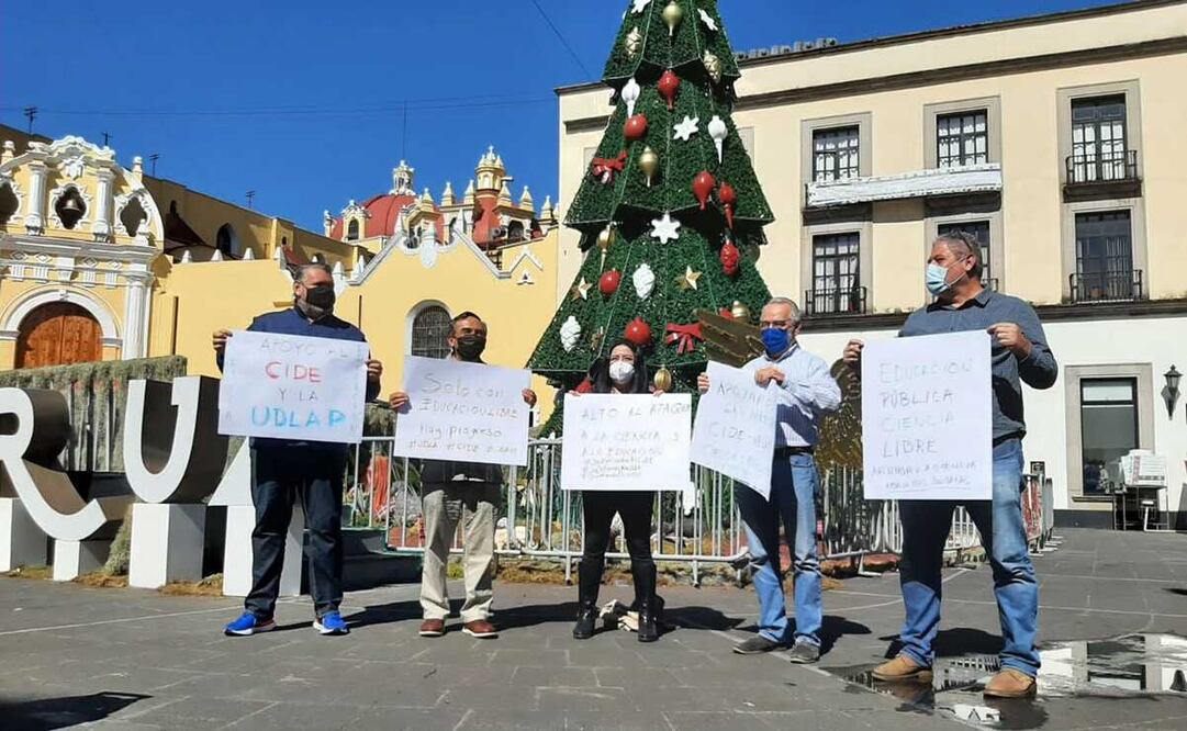 La protesta se lleva a cabo frente al Palacio de Gobierno de Veracruz. Foto: Especial