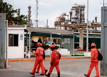 Proveedores advierten paro en sector petrolero por deudas de Pemex; suspensión de operaciones sería en julio