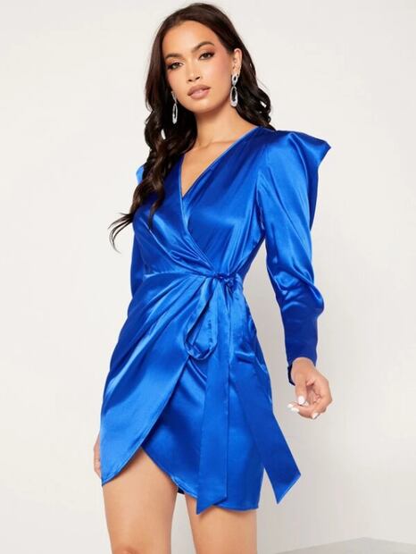 Sandra Echeverría porta vestido de gala con escote hasta el ombligo 