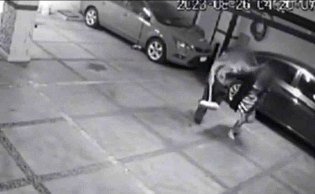 Sujeto toma una escoba para sacar a golpes a la mujer del edificio Foto: Especial Foto: Especial