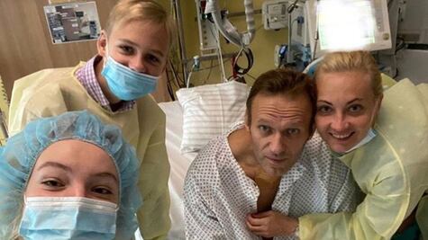 La foto del líder opositor ruso tras despertar del coma por su envenenamiento