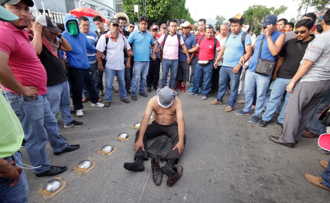  La CNTE continúa con bloqueos a carreteras y centros comerciales para exigir la liberación inmediata de sus líderes. (Foto: EFE /René Arauxo)