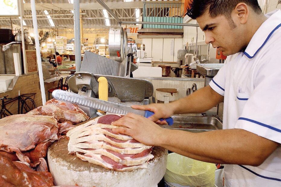 Cuando las familias tienen un mayor ingreso,  comienzan a comprar productos cárnicos de mayor valor como la carne de res. Foto: archivo 