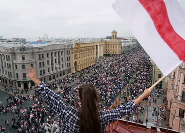 Más de 10 mil mujeres marchan en Minsk contra la violencia policial en Bielorrusia