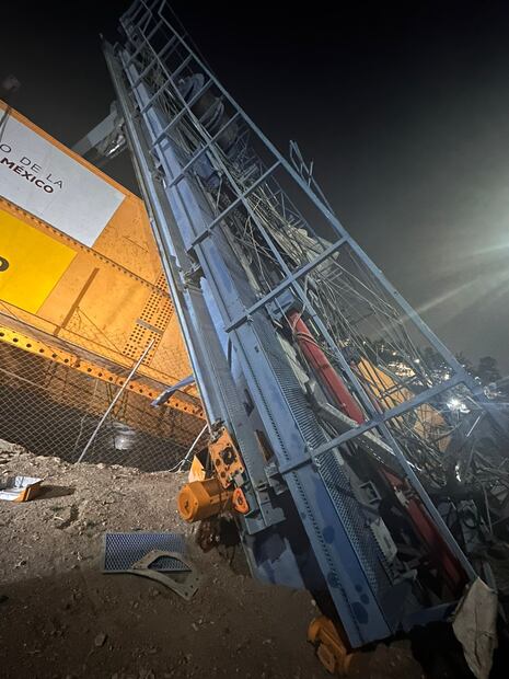 La Dirección General de Obras para el Transporte informó que, durante la maniobra de desplazamiento de la lanzadora de dovelas de la empresa Rizanni  se presentó una falla y la lanzadora se desplazó hacia el piso. Foto: Especial
