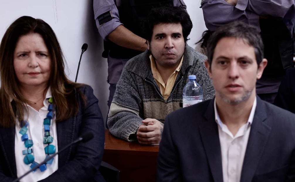 Uno de los imputados por el intento de asesinato a Cristina Fernández, Fernando Sabag Montiel (c), asiste este miércoles al juicio en el que se conocerá el veredicto por el intento de asesinato contra la expresidenta argentina Cristina Fernández (2007-2015), ocurrido el 1 de septiembre de 2022, en Buenos Aires (Argentina). Foto: EFE