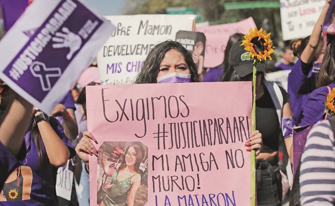 Familiares y conocidos de Ariadna López marcharon el 7 de noviembre pasado para exigir justicia en el caso del feminicidio de la joven, cuyo cuerpo fue hallado en Tepoztlán, Morelos. Foto: Archivo EL UNIVERSAL