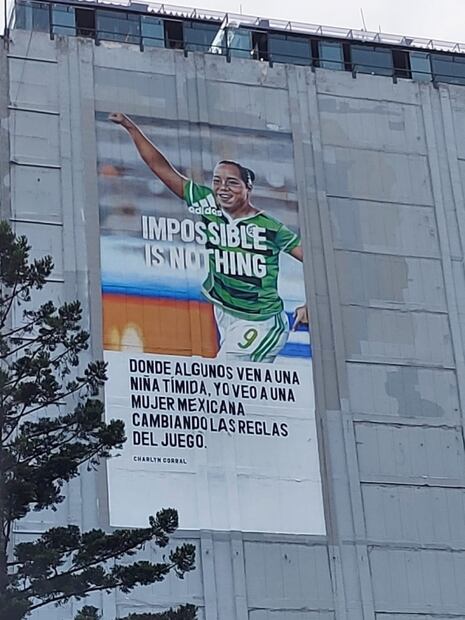 Crean murales de Messi, Pogba, Charlyn Corral y otros atletas en la CDMX