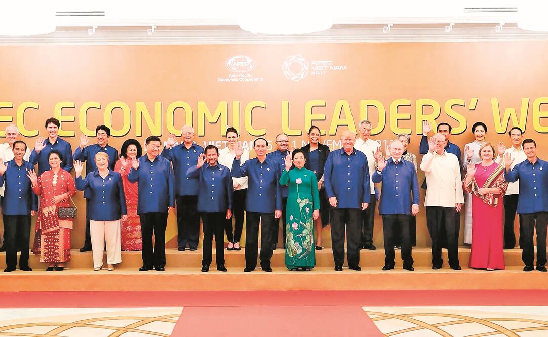 Para concluir la primera jornada, Enrique Peña Nieto (tercero de der. a izq.) participó en una reunión de líderes de APEC y miembros de la Asociación de Naciones del Sudeste Asiático. (REUTERS)