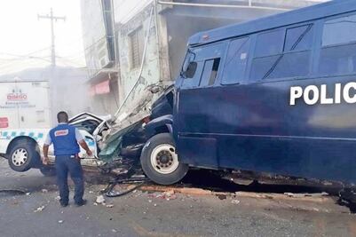 Choque de camión de policías deja dos muertos
